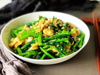 16、茼蒿炒鸡蛋,总共炒1分多钟就可以出锅的春季小菜端上桌，是不是心情都跟着明媚起来了呢！