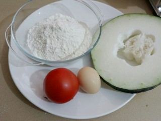 1、宝宝辅食 番茄冬瓜肉丸汤面,食材如图，原本计划做素汤面的，但是邻居小孩一起吃，还是拿了肉末出来做了肉丸汤面，所以这里没有肉末上镜。