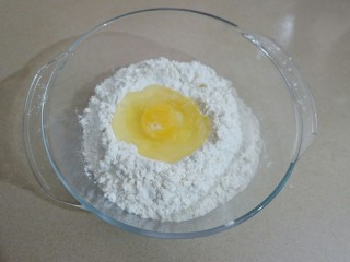 2、宝宝辅食 番茄冬瓜肉丸汤面,鸡蛋留四分之一蛋清腌肉末，剩下的打到面粉里，并加入少许盐