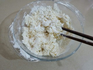 3、宝宝辅食 番茄冬瓜肉丸汤面,加适量水，搅匀，揉团，最好比饺子面硬一点的面团。然后就可能动手擀面了。