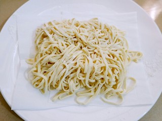 4、宝宝辅食 番茄冬瓜肉丸汤面,我投机取巧，直接用了小压面机做成面条。如果不想自己做，可以用现成的挂面，或者直接买手工面回来都可以。