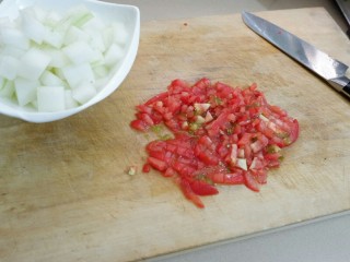 6、宝宝辅食 番茄冬瓜肉丸汤面,切小丁，冬瓜切小块