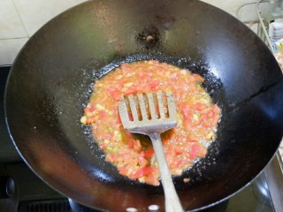 7、宝宝辅食 番茄冬瓜肉丸汤面,番茄加少许盐放锅里小火翻炒至出红色汤汁，耐心点，小火操作