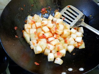 8、宝宝辅食 番茄冬瓜肉丸汤面,然后放入冬瓜翻炒均匀