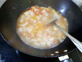 10、宝宝辅食 番茄冬瓜肉丸汤面,冬瓜煮软以后，再往汤里滚肉丸。肉丸的腌法参考其他几款辅食里的肉丸腌法即可。