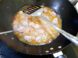 11、宝宝辅食 番茄冬瓜肉丸汤面,老办法把丸子挤到锅里