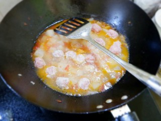12、宝宝辅食 番茄冬瓜肉丸汤面,煮到丸子变色就可以了，很容易熟，两三分钟就可以关火了。