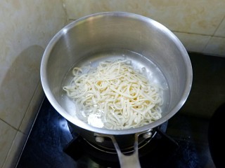 14、宝宝辅食 番茄冬瓜肉丸汤面,水开放面条煮五到十分钟即可。小孩子吃就煮软一点没关系