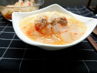 15、宝宝辅食 番茄冬瓜肉丸汤面,然后捞出来浇上煮好的汤就可以了。如果大人吃可以撒葱花香菜多放点盐也很好吃的。