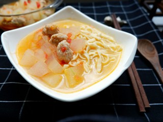 16、宝宝辅食 番茄冬瓜肉丸汤面,冬瓜软软的，很好消化，小孩子吃了也不容易便秘，所以我们家宝儿一个星期总要吃一两回的。