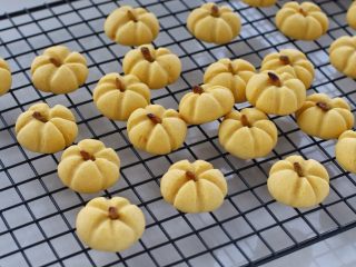 11、南瓜饼干,到时间后取出烤好的南瓜饼干，移至烤网晾凉后食用即可