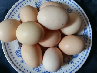 1、猪脚姜醋,准备土鸡蛋洗干净备用