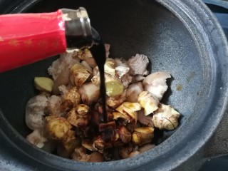 8、猪脚姜醋,倒入一瓶甜醋加入适量的水，大火熬煮，老火慢炖