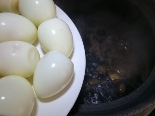 9、猪脚姜醋,炖了45分钟后下入鸡蛋再用小火慢炖