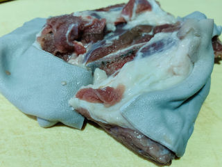 1、砂锅炖羊肉,新鲜羊肉，洗净，切大块，备用；