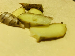 3、砂锅炖羊肉,姜洗净，切片，待用；