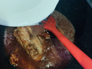 10、砂锅炖羊肉,加清水；