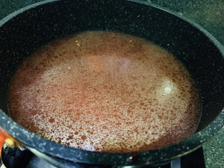 11、砂锅炖羊肉,盖住锅盖，煮开；