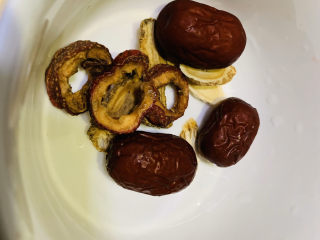 13、砂锅炖羊肉,将红枣  黄芪  当归  山楂片，洗净；