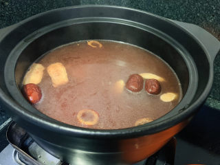 15、砂锅炖羊肉,倒入砂锅；