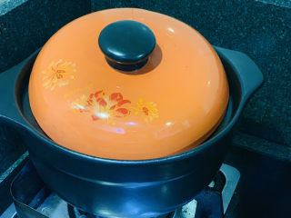 16、砂锅炖羊肉,大火煮开，盖住锅盖，调大火，炖10分钟；