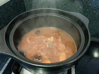 19、砂锅炖羊肉,搅拌均匀，再大火开一会就可以出锅；