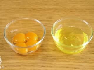 1、12m+酸奶蒸蛋糕,首先,鸡蛋分离蛋清蛋黄~