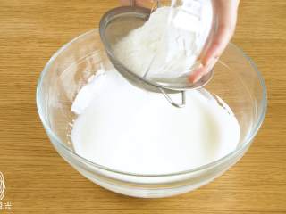 2、12m+酸奶蒸蛋糕,筛入低筋面粉,搅拌至无干粉状态~