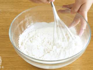 3、12m+酸奶蒸蛋糕,筛入低筋面粉,搅拌至无干粉状态~