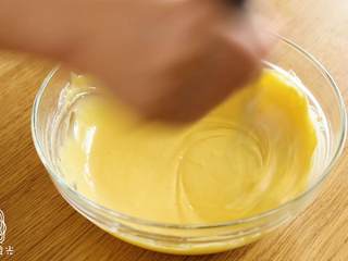 4、12m+酸奶蒸蛋糕,分两次加入蛋黄,搅至表面光滑~