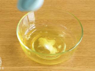 5、12m+酸奶蒸蛋糕,倒入柠檬汁