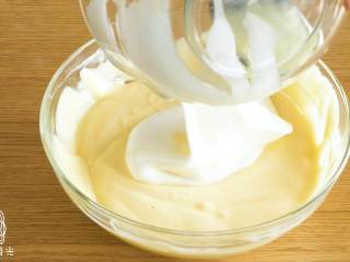 6、12m+酸奶蒸蛋糕,分三次往蛋黄糊中加入打发好的蛋白,切拌均匀~