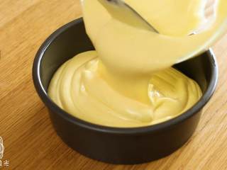 7、12m+酸奶蒸蛋糕,搅拌好的面糊倒进模具~