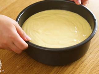 9、12m+酸奶蒸蛋糕,模具上盖上保鲜膜,放入蒸锅,中小火蒸二十分钟,关火后再焖五分钟就可以出锅了~