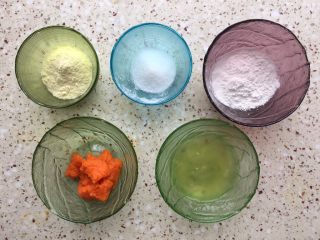 1、胡萝卜溶豆,准备食材