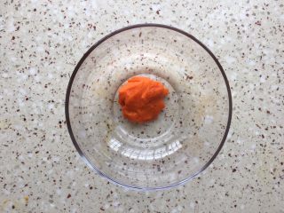 2、胡萝卜溶豆,胡萝卜泥放大碗里;