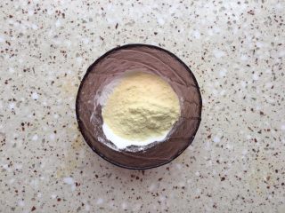 3、胡萝卜溶豆,淀粉,奶粉混合;