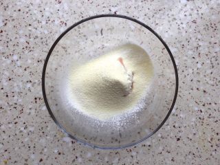 4、胡萝卜溶豆,筛入胡萝卜泥碗里;