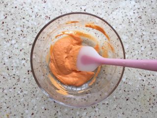 5、胡萝卜溶豆,拌均匀;