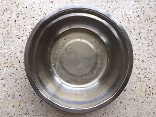 6、胡萝卜溶豆,蛋清倒入大盆里;