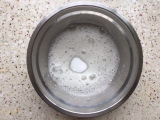 7、胡萝卜溶豆,打发至大气泡时,加入2/1细糖;