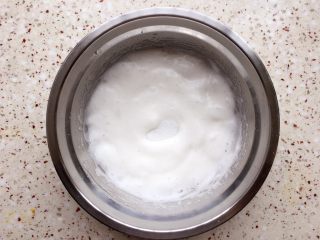 8、胡萝卜溶豆,打发至开始细腻时,加入剩下的细糖;