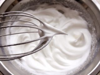 9、胡萝卜溶豆,打到提起打蛋器有大尖峰时,停止打发;