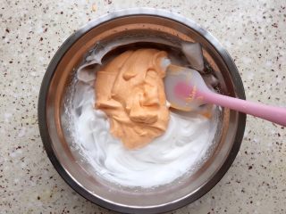 11、胡萝卜溶豆,倒入剩下的蛋白盆里,翻拌均匀;