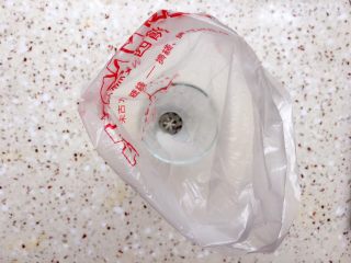 13、胡萝卜溶豆,提前准备好裱花袋,裱花嘴放入高杯里;