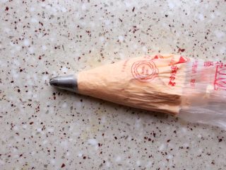 14、胡萝卜溶豆,放入蛋白糊;