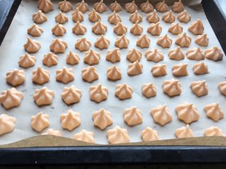 15、胡萝卜溶豆,挤出你想要的形状;