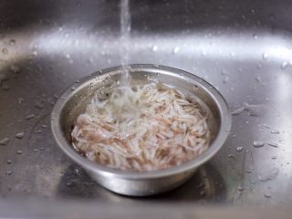 2、雪虾鸡蛋饼 （宝宝补钙佳品）,将雪虾反复冲洗几遍。
