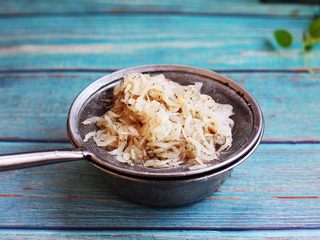 3、雪虾鸡蛋饼 （宝宝补钙佳品）,沥干水分备用。