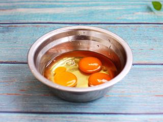 4、雪虾鸡蛋饼 （宝宝补钙佳品）,往容器里磕入3个鸡蛋。